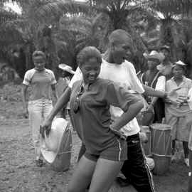 090826_Mientras_llega_la_chiva_colombia_afro.jpg (113291 bytes)