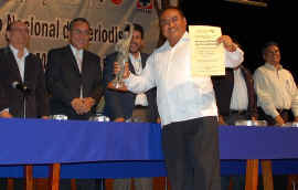 090901_HugPremioNalBb.jpg (66630 bytes)
