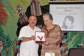 090901_entrega_medalla_luz_maria.jpg (381817 bytes)