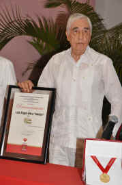 090901_melon_medalla_reconocimiento.jpg (241360 bytes)
