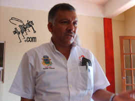 090903_ramon_panteones.JPG (100421 bytes)