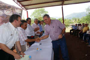apoyoaganaderos.JPG (3906148 bytes)
